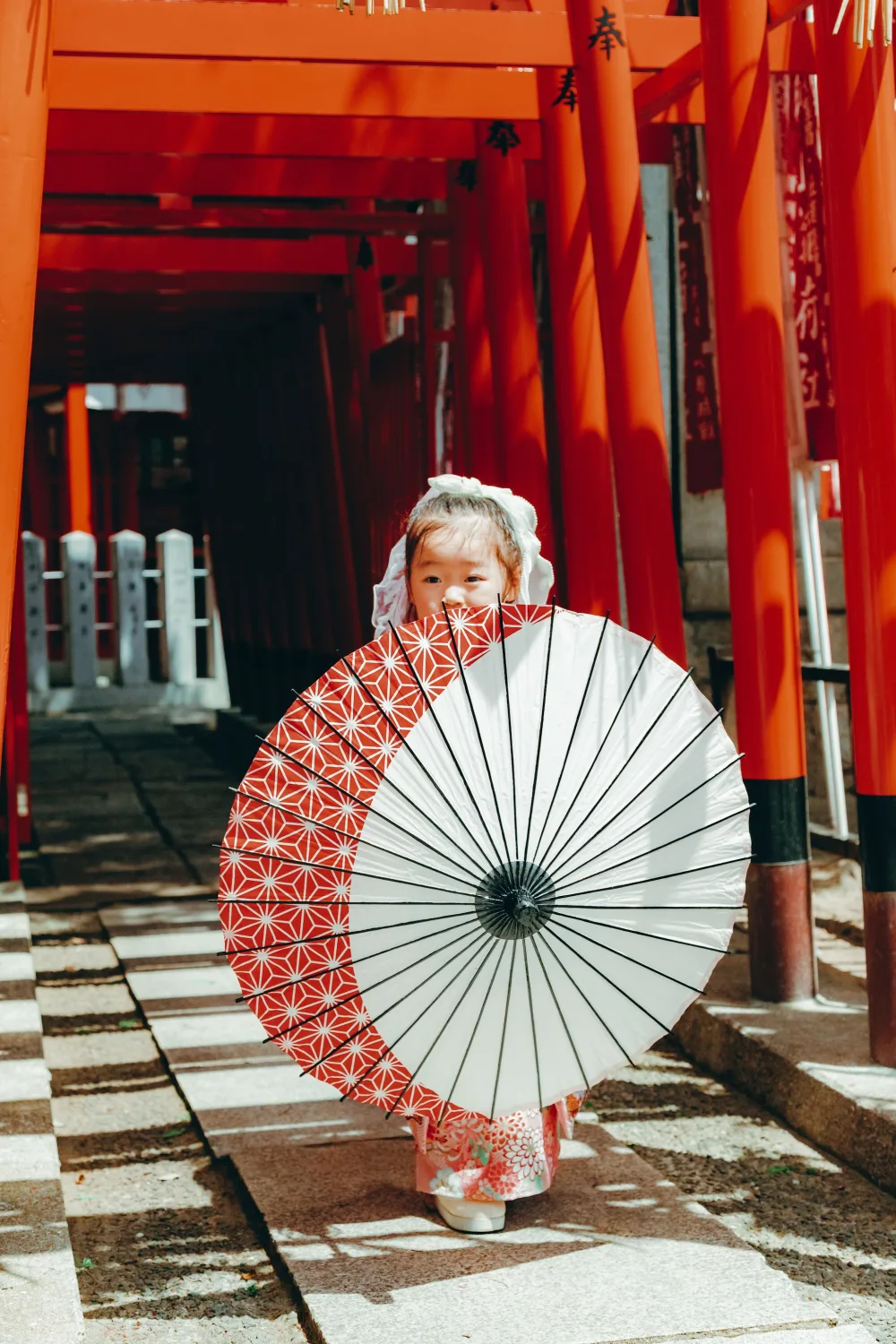 阿部野神社 連なる鳥居の参道でのカット(2026年4月20日・仕上がりカラー01ときめき)