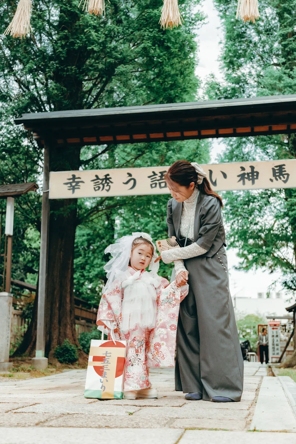 阿部野神社 神馬の扁額がかかる山門前での母娘カット(2026年4月20日・仕上がりカラー01ときめき)
