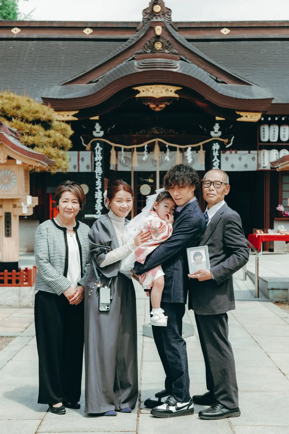 阿部野神社 社殿前でのご家族の記念撮影(2026年4月20日・仕上がりカラー01ときめき)