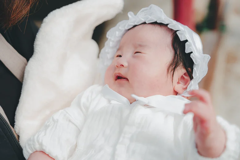 広島東照宮 祝い着姿の赤ちゃんのアップカット(2026年2月22日・仕上がりカラー04きらめき)