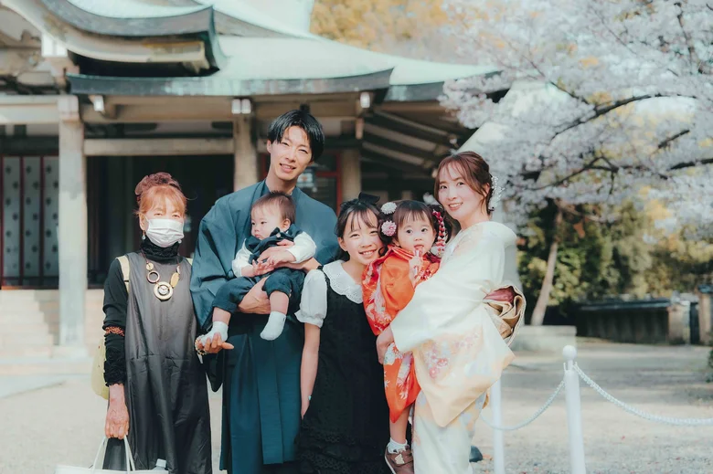 豊國神社 家族そろって(2026年4月3日・仕上がりカラー02ふわふわ)