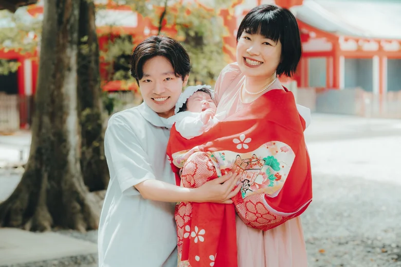 井草八幡宮 家族に抱かれる赤ちゃんのお宮参り撮影(2026年6月6日・仕上がりカラー02ふわふわ)