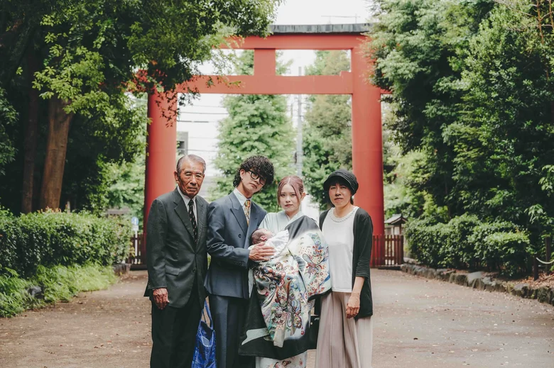 井草八幡宮 大鳥居前での三世代お宮参り撮影(2026年6月18日・仕上がりカラー04きらめき)