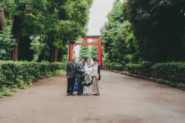 井草八幡宮 鳥居へ続く参道でのお宮参り撮影(2026年6月18日・仕上がりカラー04きらめき)