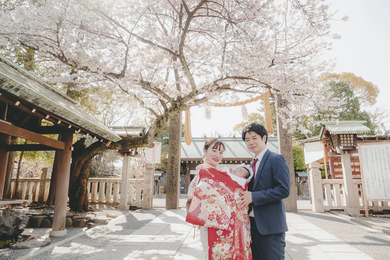 伊勢山皇大神宮 桜舞う鳥居前でのご家族撮影(2026年3月30日・仕上がりカラー04きらめき)