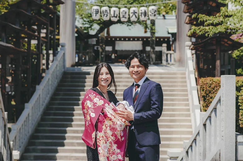 伊勢山皇大神宮 鳥居へ続く参道でのご家族撮影(2026年5月18日・仕上がりカラー04きらめき)