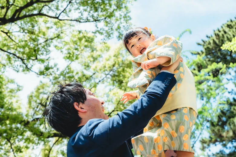 葛飾八幡宮 パパに抱き上げられる女の子(2026年5月9日・仕上がりカラー00ナチュラル)