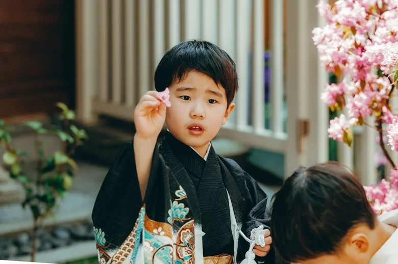 櫛田神社 花びらを見つめる子どもの表情(2026年3月27日・仕上がりカラー01ときめき)