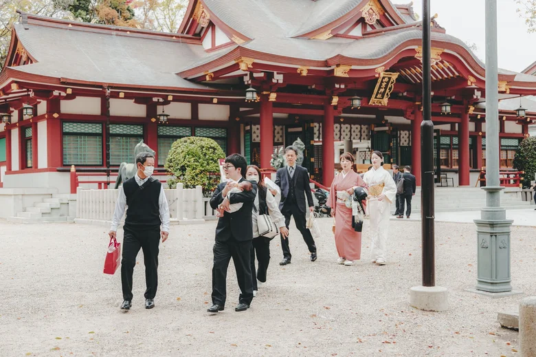西宮神社 参道をゆく家族(2026年4月5日・仕上がりカラー04きらめき)