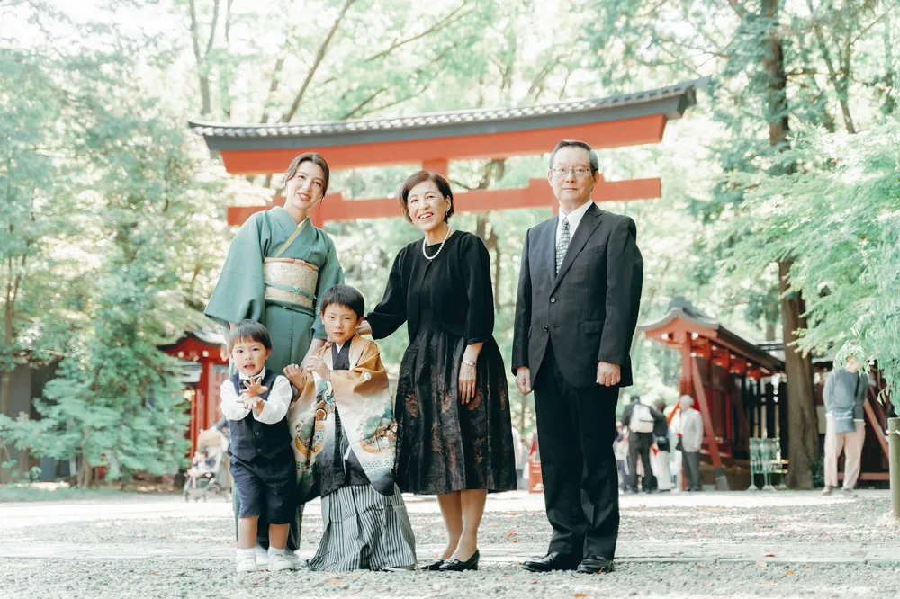 大宮氷川神社 大鳥居前での三世代撮影(2026年4月19日・仕上がりカラー01ときめき)
