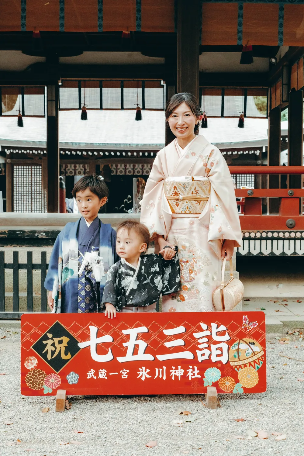 大宮氷川神社 祝七五三詣の看板と記念撮影(2026年5月3日・仕上がりカラー01ときめき)