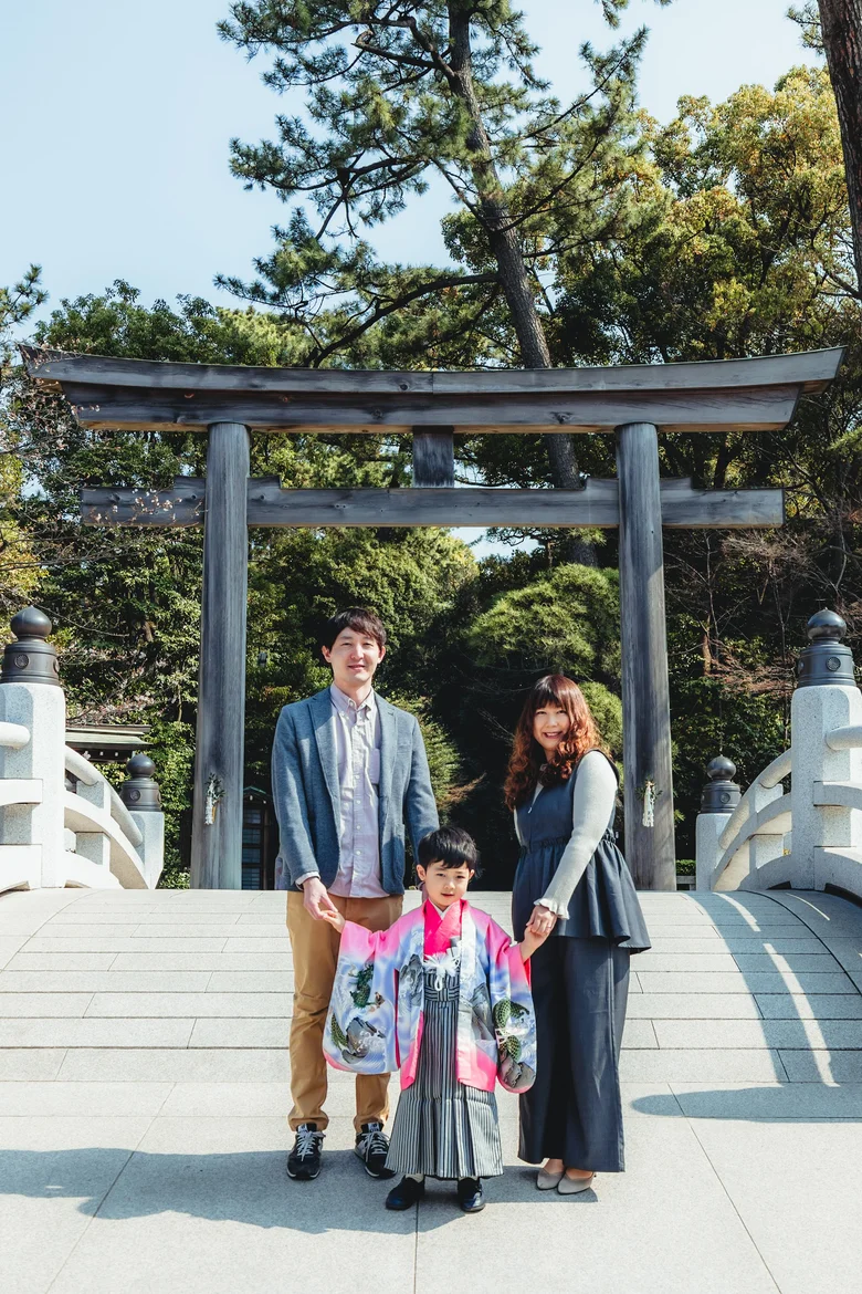 寒川神社 鳥居前の家族写真(2026年3月29日・仕上がりカラー00しぜんに)