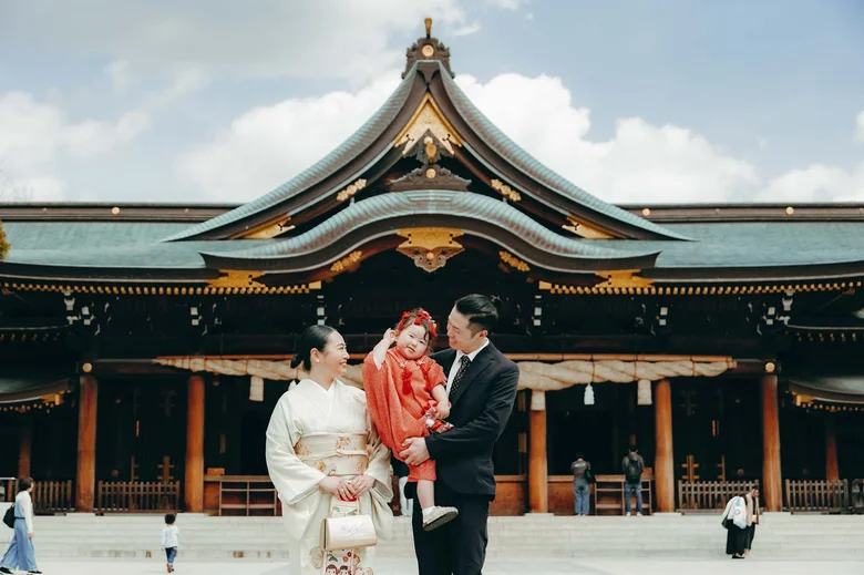 寒川神社 社殿前で家族写真(2026年4月6日・仕上がりカラー01ときめき)