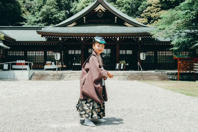 札幌護國神社 荘厳な社殿を背に(2026年5月14日・仕上がりカラー01ときめき)
