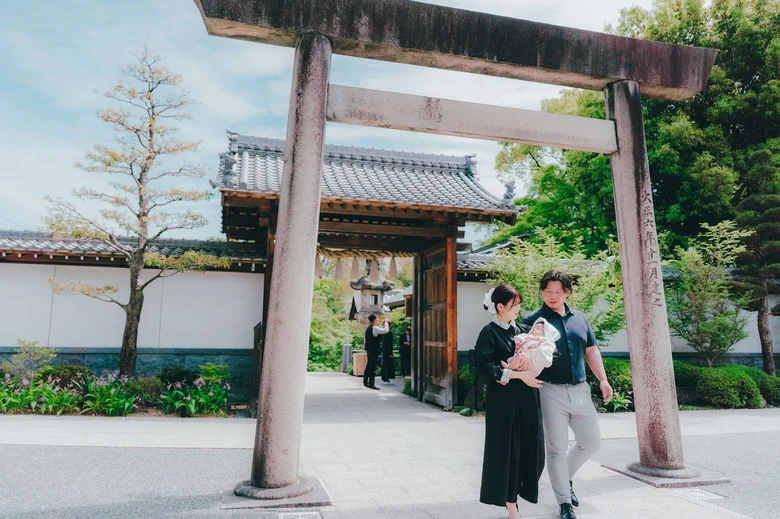 塩竈神社 神紋の下、家族三人のお宮参り撮影(2026年4月19日)