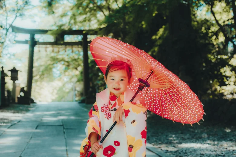 塩竈神社 朱の社殿と紅い和傘での七五三撮影(2026年5月30日・仕上がりカラー02ふわふわ)