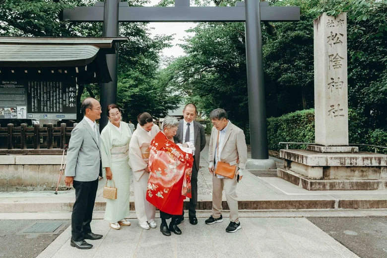 松陰神社 大鳥居前で家族集合(2026年6月21日・仕上がりカラー01ときめき)