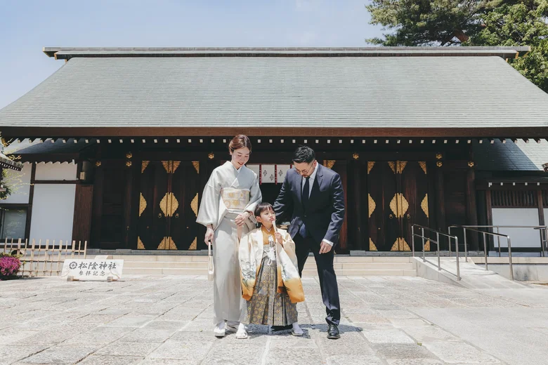松陰神社 社殿前で家族集合(2026年5月13日・仕上がりカラー04きらめき)