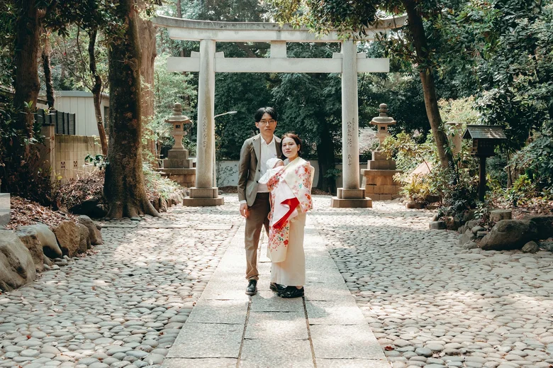 代々木八幡宮 鳥居へ続く道を歩く夫婦(2026年3月30日・仕上がりカラー01ときめき)