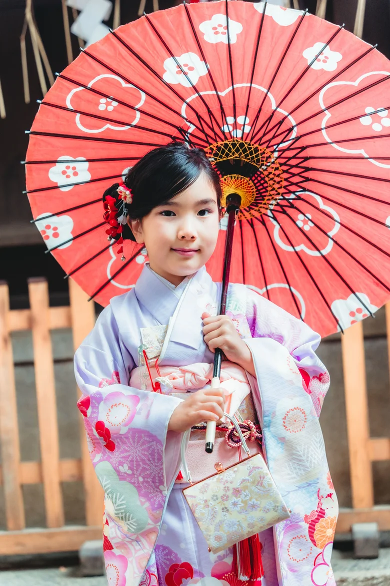 代々木八幡宮 紅い蛇の目傘の女の子(2026年4月29日・仕上がりカラー00しぜんに)
