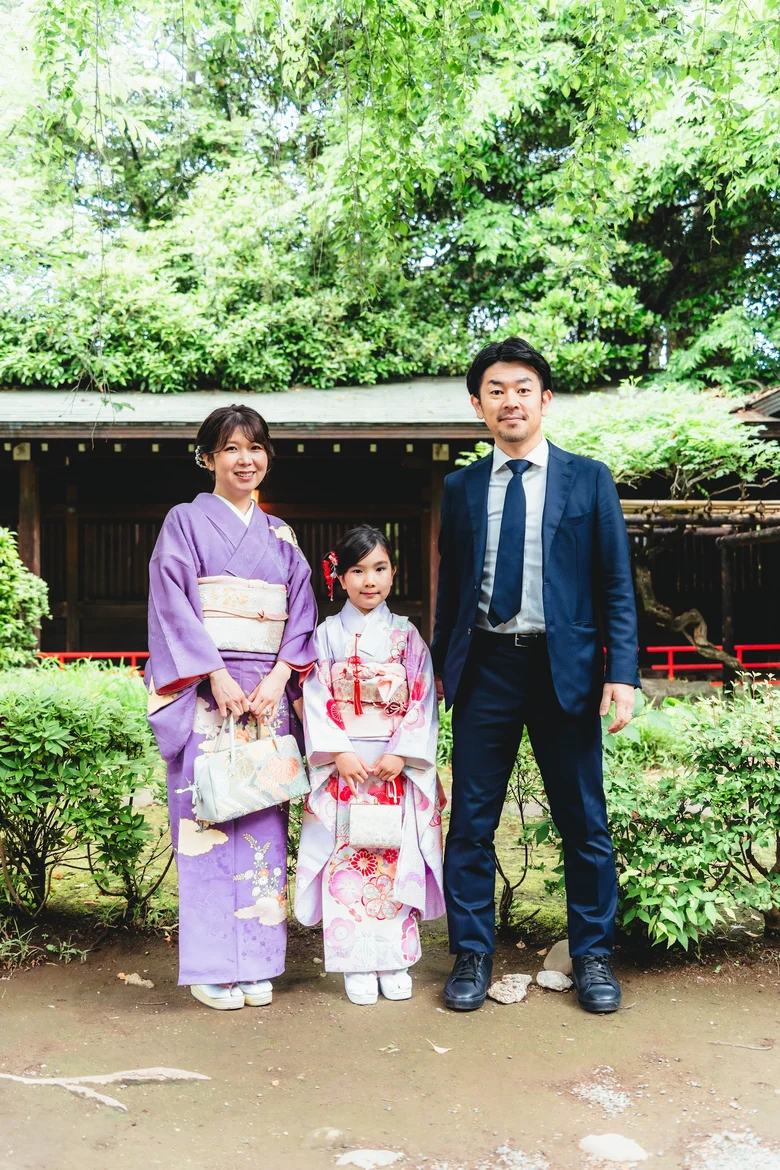 代々木八幡宮 鳥居の下での七五三家族写真(2026年4月29日・仕上がりカラー00しぜんに)