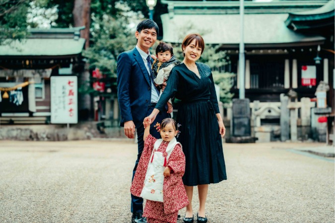 レタッチ後:背景の通行人を削除した神社での家族写真